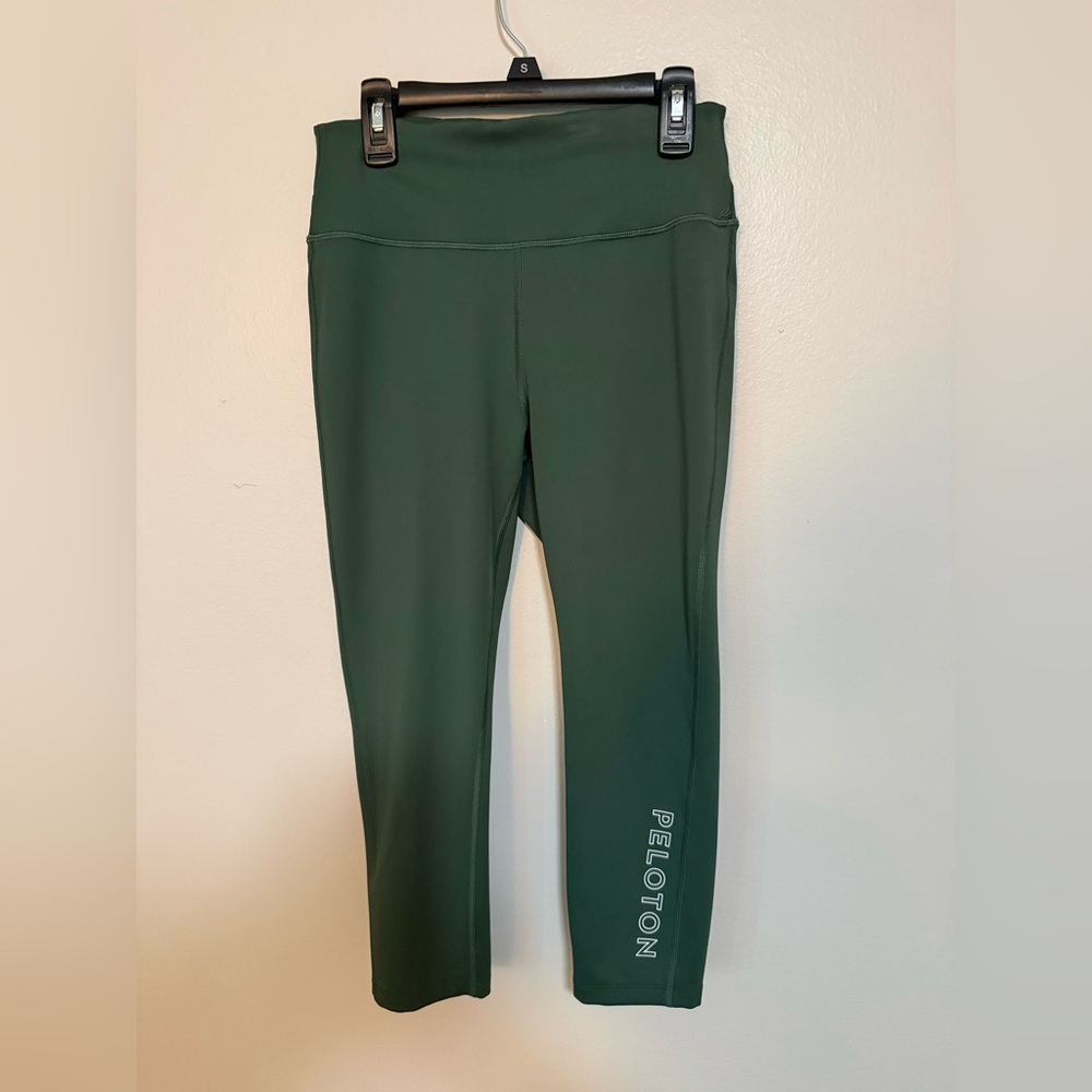 Peloton Move Mission Capri leggings. Size Medium. Color is Jade Green